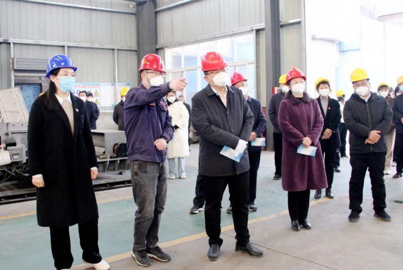 馬村區(qū)委書記師少輝，區(qū)委副書記、區(qū)長王婕等人到演風公司進行調研